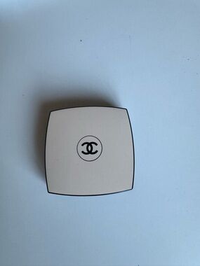 CHANEL Les Beiges Compact Powder Case in Black with Beige Label